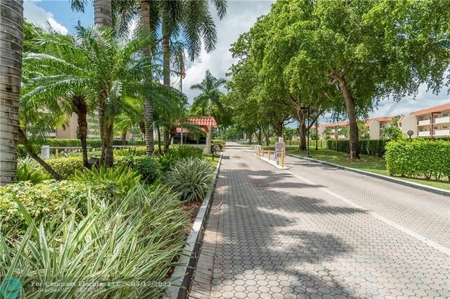 Building Photo - 9220 S Hollybrook Lake Dr