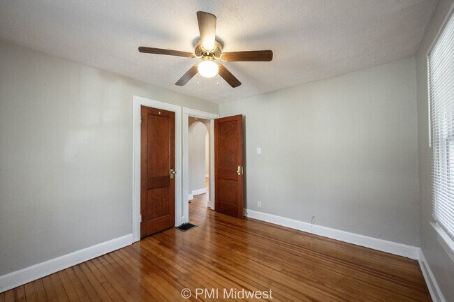 Building Photo - "Charming 2-Bedroom Retreat in Heart of In...