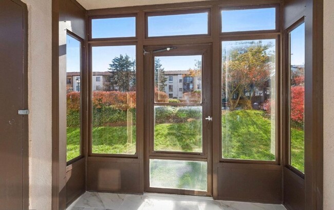 Building Photo - Renovated Herndon Condo