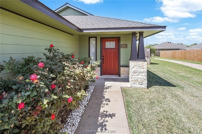 Building Photo - 916 Crested Point Dr