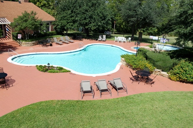 Building Photo - Woodcreek Apartment Homes