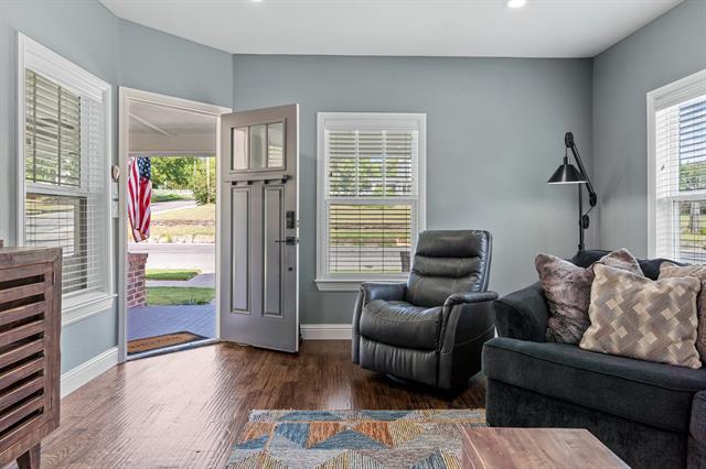 Building Photo - 607 S Alamo St