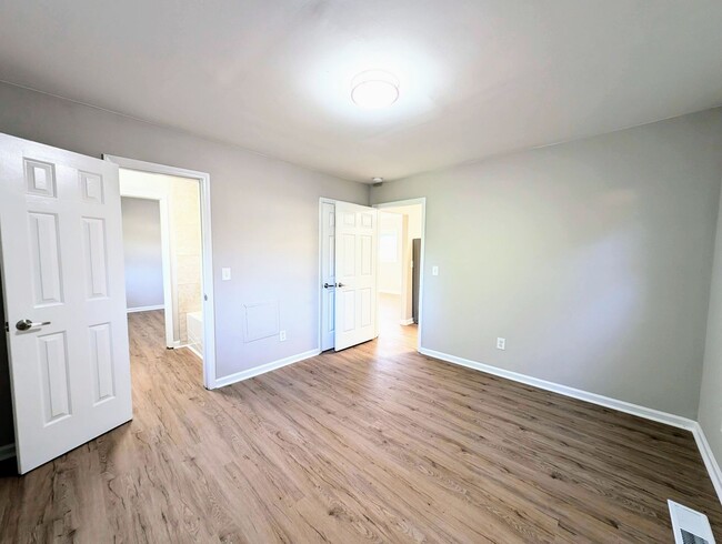 Building Photo - 1100 Rosedale Ave