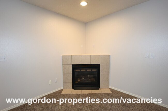 Building Photo - NE Halsey St - 2 bedroom townhouse with de...