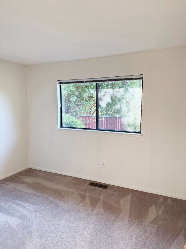 Building Photo - Single-Level Sonoma Living Less Than a Mile from the Historic Plaza
