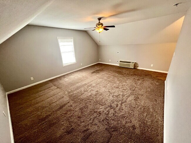 Building Photo - "Charming 3-Bedroom Retreat with 2 Full Baths in Clarksville – Your Spacious 1,480 Sq Ft Haven Aw...