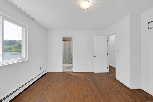 Building Photo - 90 Village Ln