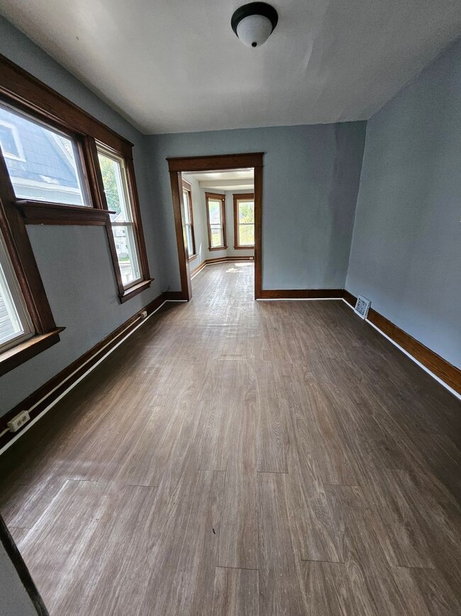 Building Photo - Upper 2 bedroom unit