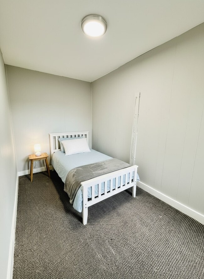 Building Photo - 252 E Cambria St