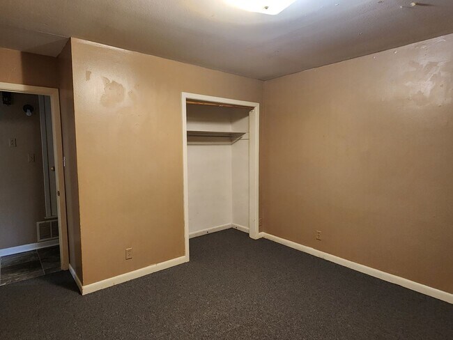 Building Photo - 638 Bringhurst Dr