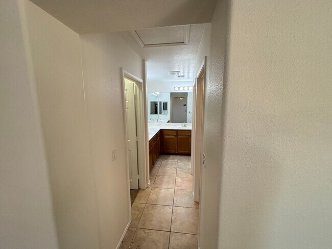 Building Photo - Gorgeous 3bed/1bath w/ 2 Car Garage locate...