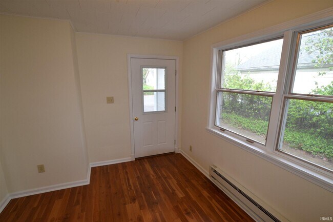 Building Photo - 830 S Woodlawn Ave