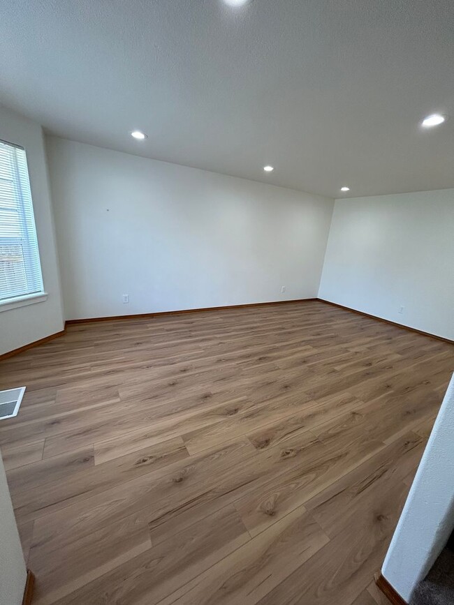 Building Photo - Newly Remodeled 4B/2.5Ba in East Vancouver!
