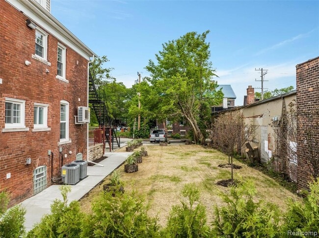 Building Photo - 95 E Euclid St