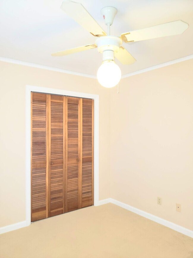 Building Photo - Spacious Corner Property!