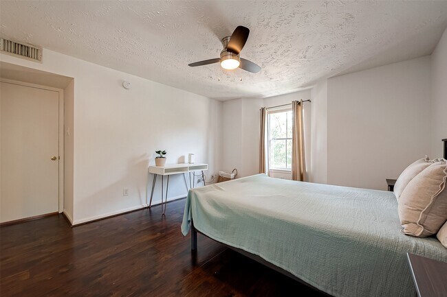 Building Photo - 8051 Bay Branch Dr