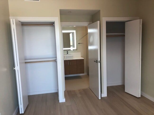 Building Photo - Beautiful Talbach House Condo!