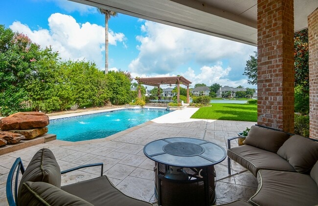 Building Photo - 15302 Bandera Falls Bend