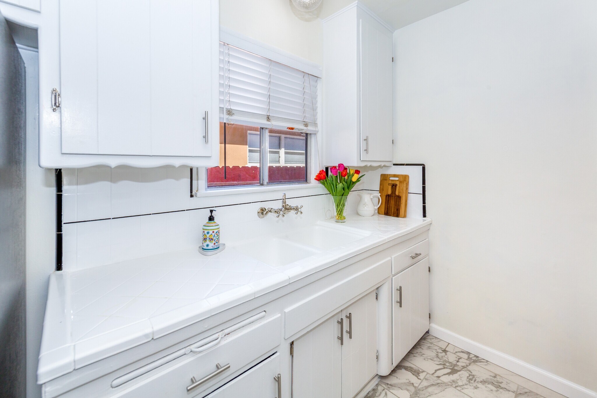 Quaint Kitchen - 2232 S Carmelina Ave