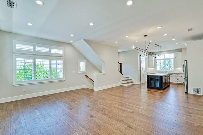Building Photo - Modern Living in the Heart of Downtown Cam...