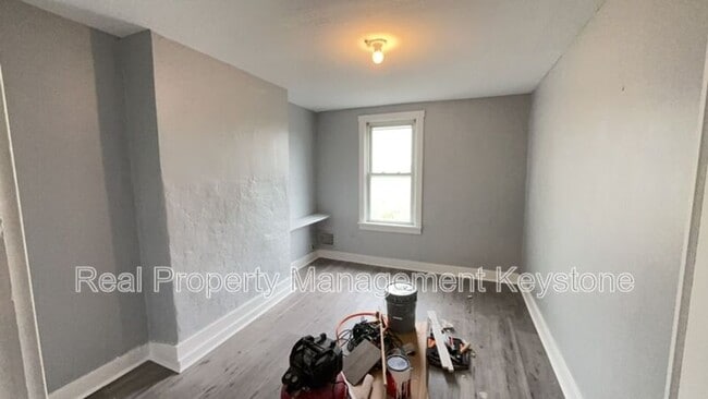 Building Photo - 1024 Mirror St