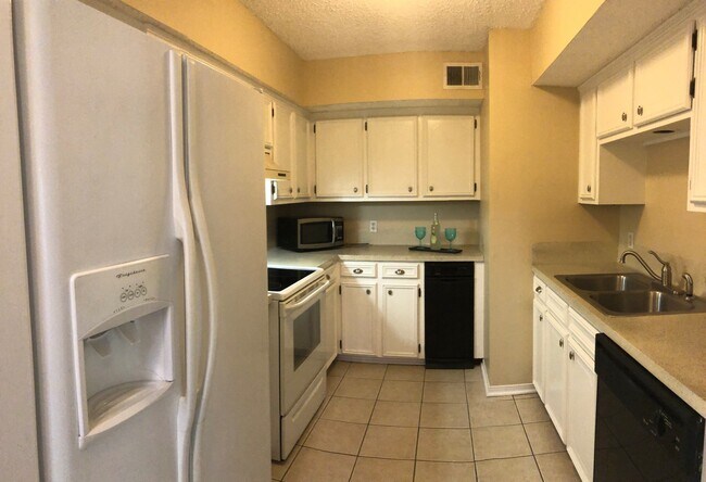 Building Photo - 1324 Sharlo Ave