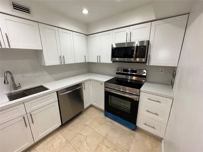 Building Photo - 10350 W Bay Harbor Dr