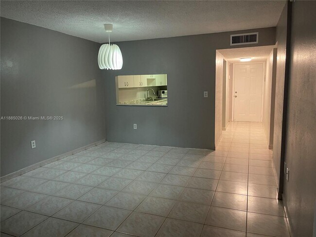 Building Photo - 10000 NW 80th Ct