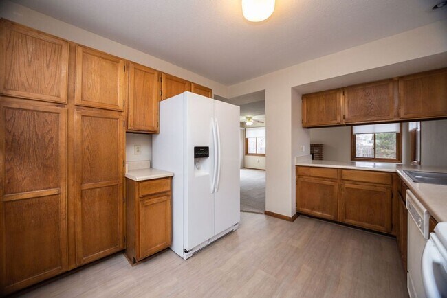 Building Photo - Charming 3 Bed, 2 Bath Home on a Quiet Cul-de-Sac with a Fenced Yard & 2-Car Garage!
