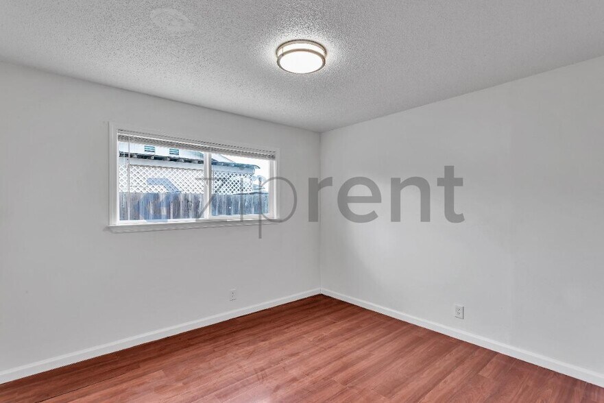 Building Photo - Unit B