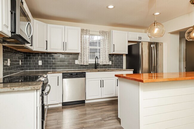 Building Photo - 3 bedrooms, HUGE yard, detached workshop & She shed, No HOA - Only 2 miles from Randolph AFB
