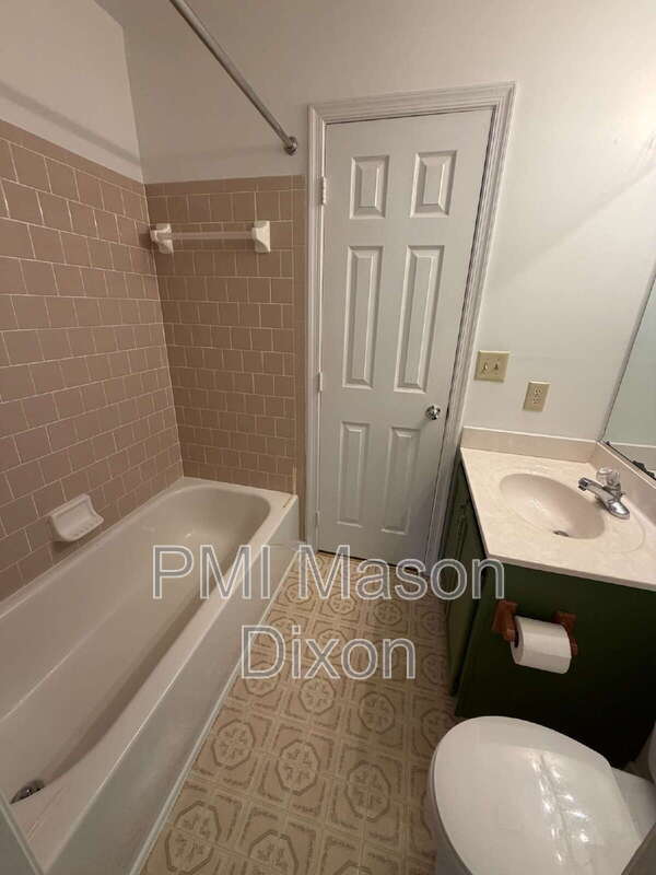 Building Photo - 2404 Sandwich Ct
