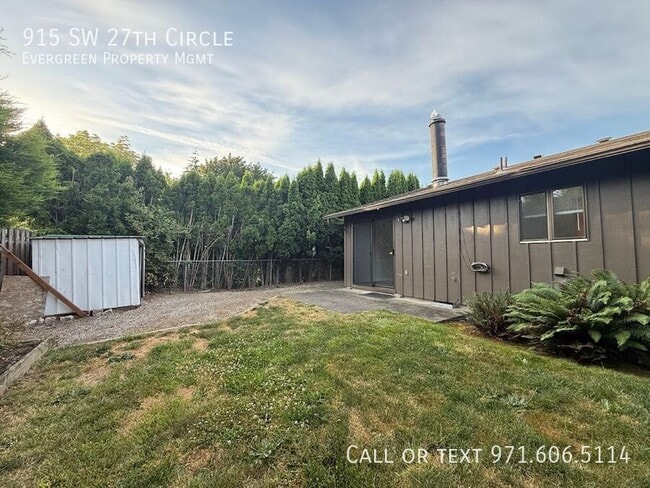 Building Photo - 915 SW 27th Cir