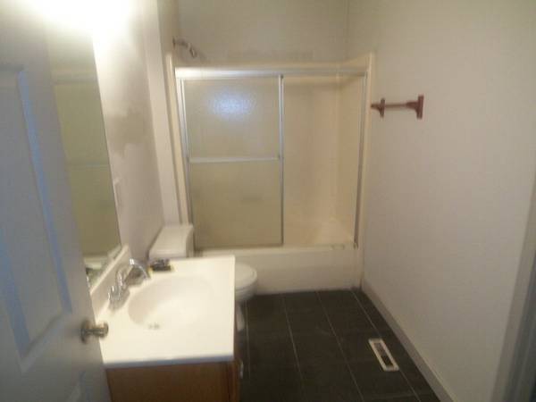 Building Photo - 882 E Broad St