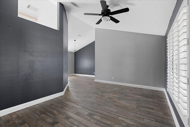 Building Photo - 5517 Loma Vista Dr E