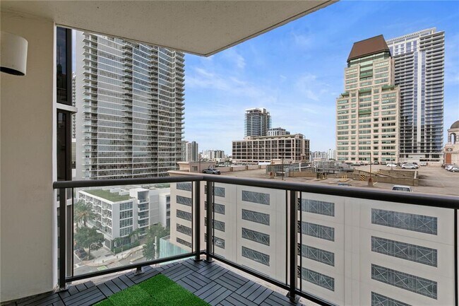 Building Photo - 1 Beach Dr SE