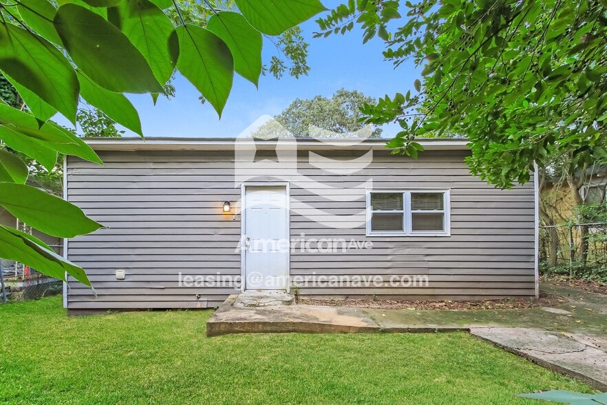 Building Photo - 743 Katherine St