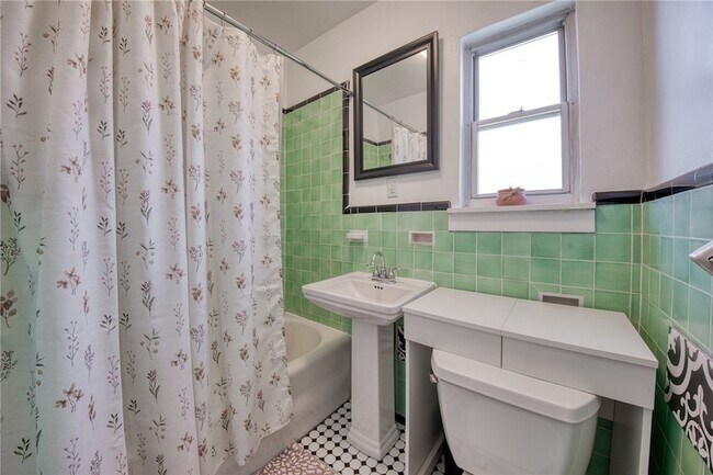 Building Photo - 261 Catalpa Pl