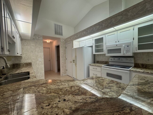 Building Photo - Charming 3-Bedroom Home in Broadmoor – Mov...