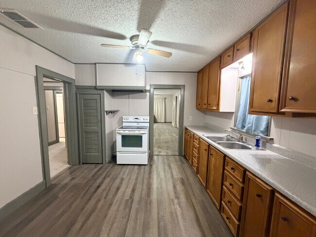 Building Photo - "Charming 2-Bedroom Retreat with Spacious 1411 sq. ft. Layout on Baylor Street, Lubbock!"