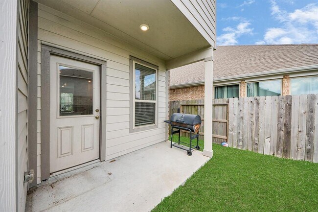 Building Photo - 24063 Hawthorn Lks Dr