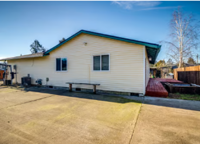 Building Photo - Beautiful Home with huge yard!