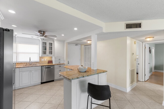 Building Photo - 4775 Cove Cir