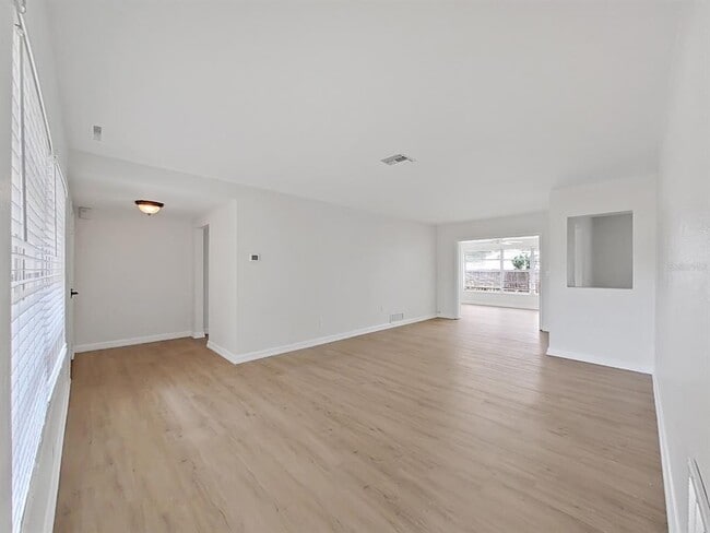 Building Photo - 1701 Laurie Ln