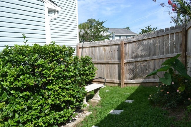 Building Photo - 697 Timberwood Cir E