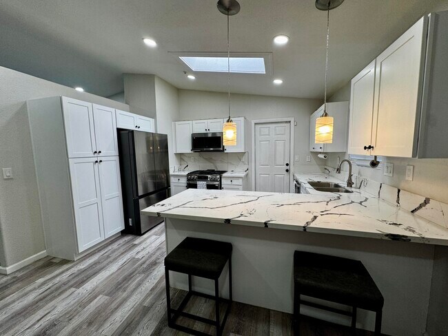 Building Photo - 67890 Alameda Dr