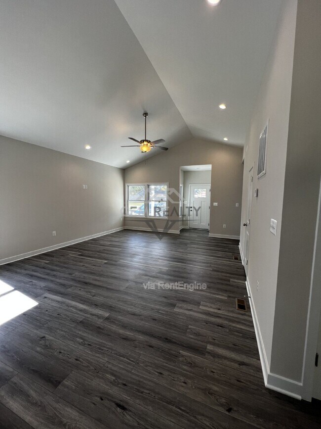 Building Photo - 38 Meadow View Ln