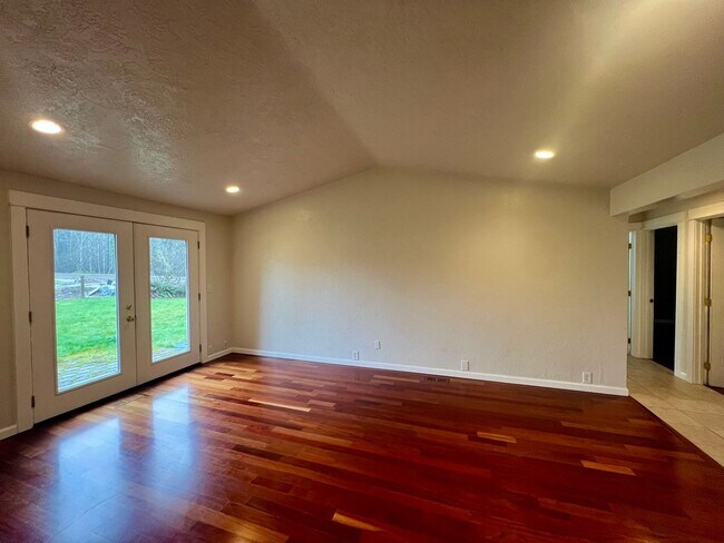 Building Photo - Private Westside 3 BD+Den