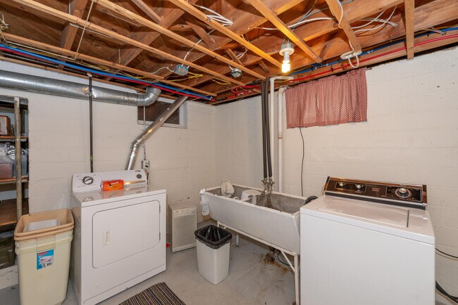 Building Photo - 6825 Xerxes Ave S