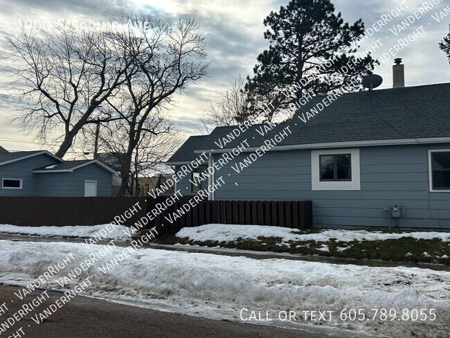 Building Photo - Spacious 4 Bedroom House With Huge Garage!